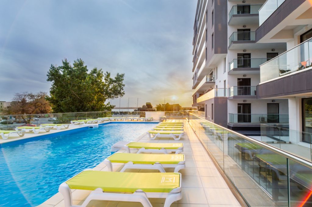 hotel cu terasa si piscina mamaia
